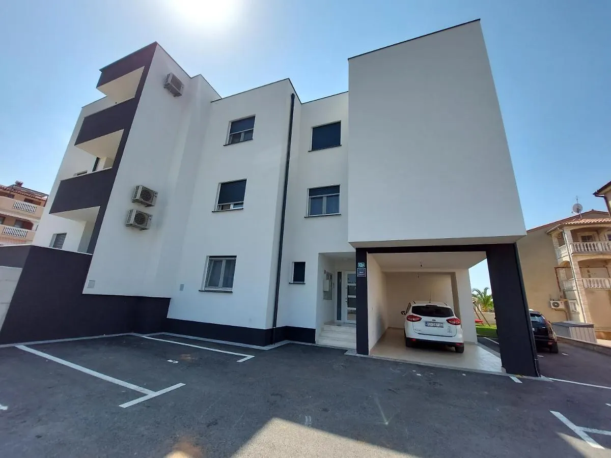 Valux Apartman Pula 0*,  Croatia