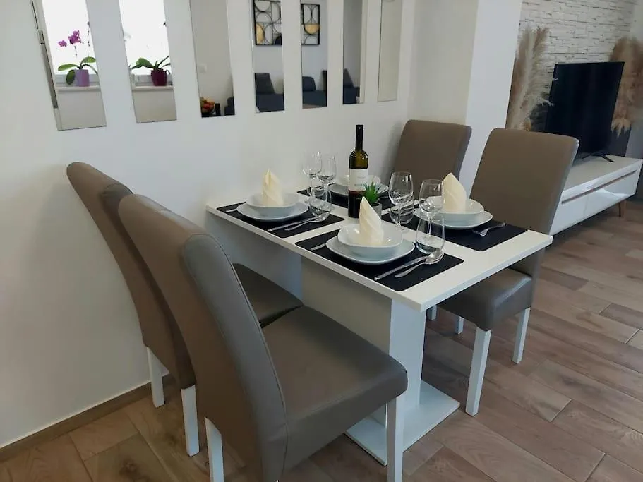 Valux Apartman Pula 0*,